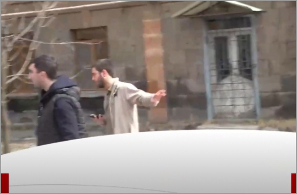 Ընձի կնգարե՞ք. անհայտ անձը ստուգումներ է անում Գյումրու 31/69 ընտրատեղամասում (տեսանյութ)